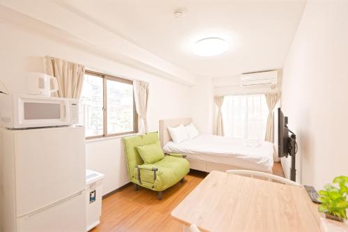 Mi-APT SHIRO في طوكيو: غرفة صغيرة بها سرير وميكروويف