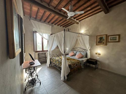 a bedroom with a canopy bed with a ceiling at -- Il Casale Toscano -- 1700mt dalla Torre di Pisa, NO BREAKFAST, NO TV IN CAMERA, FERMATA BUS LAM ROSSA, PARCHEGGIO GRATUITO, POSSIBILITÀ DI SELF CHECK-IN DALLE 15 in Pisa