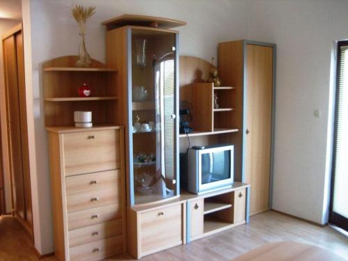 - un salon avec une commode et une télévision dans l'établissement Apartment Ante, à Račišće