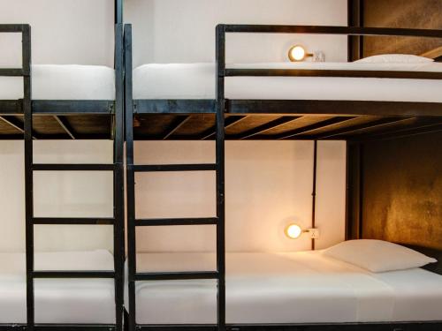 Postel nebo postele na pokoji v ubytování Mad Monkey Hostel Phnom Penh