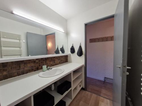 une salle de bain avec un lavabo et un miroir dans l'établissement Meijotel - 208 - Studio renove - 4 pers, à Les Deux Alpes