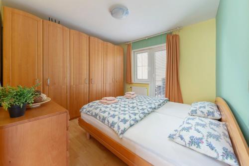 Spodnje Gorje的住宿－Apartments Žnidar，一间卧室配有一张带木制橱柜的大床