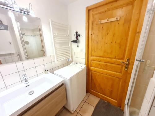 une salle de bain avec un lavabo, des toilettes et un miroir dans l'établissement Les Chalets d Or - B03 - Appt terrasse 4 pers, à Les Deux Alpes