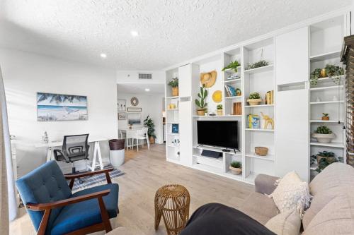 a living room with a couch and a tv at Delight and cozy Apt close to Las Olas & the beach in Fort Lauderdale