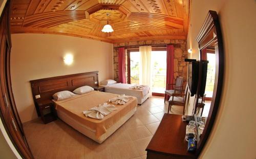 1 dormitorio con 2 camas y espejo en Selimiye Losta Beach en Marmaris