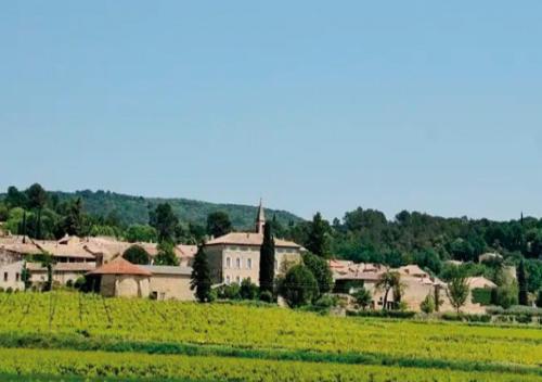 un village au milieu d'un champ verdoyant dans l'établissement Chambres d'hôtes & Spa privatif - Le Loft Gard, à Saint-Michel-d'Euzet