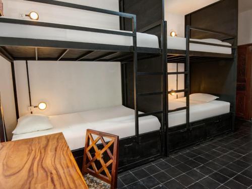 Postel nebo postele na pokoji v ubytování Mad Monkey Hostel Phnom Penh
