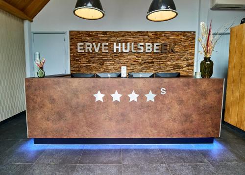 a give huddle counter in a lobby with five stars at Hotel Erve Hulsbeek in Oldenzaal