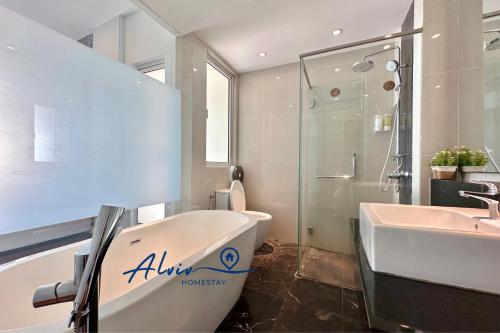Ένα μπάνιο στο TheShore LUXURY 4+1BR Penthouse/8-12pax/Pool Table/DirectToMall/Jonker 10min
