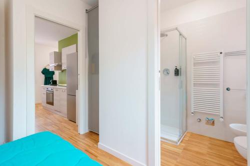 un bagno bianco con lavandino e WC di Mascarella Apartments a Bologna