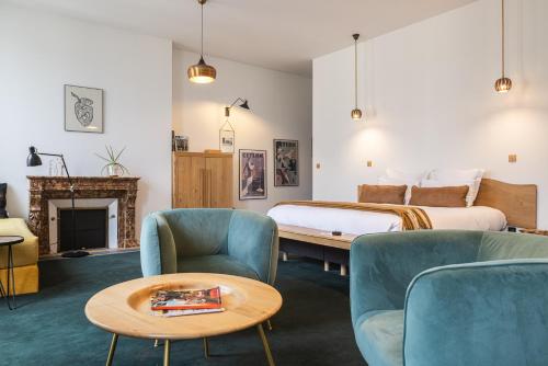ein Hotelzimmer mit einem Bett, Stühlen und einem Tisch in der Unterkunft Casa Blanca B&B in Bordeaux