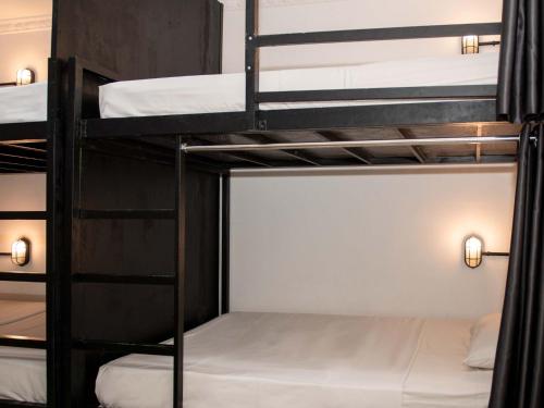 Postel nebo postele na pokoji v ubytování Mad Monkey Hostel Phnom Penh