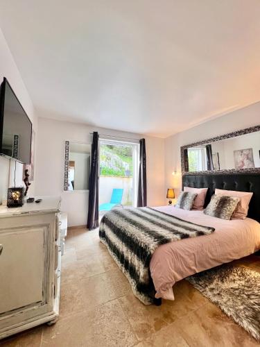 a bedroom with a large bed and a large window at Gîte des Estelles "Alixia" in Cavaillon