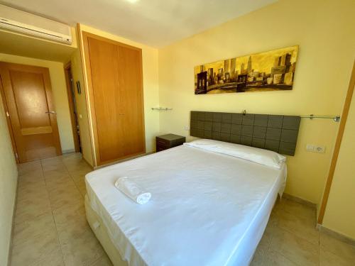 Postel nebo postele na pokoji v ubytování Oropesa Ciudad de Vacaciones 3000