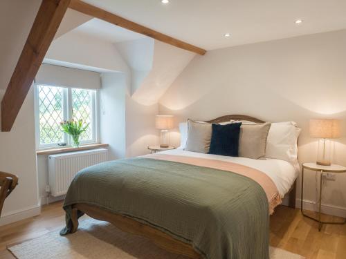 um quarto com uma cama, 2 candeeiros e uma janela em Cilbronnau Lodge Cardigan em Llechryd