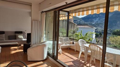 Il comprend un salon doté d'un balcon offrant une vue sur les montagnes. dans l'établissement Vue Exceptionnelle CASSIS, à Cassis