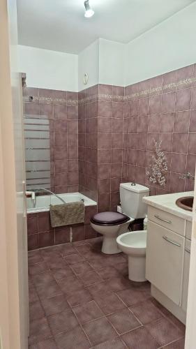 une salle de bain avec deux toilettes, une baignoire et un lavabo dans l'établissement Vue Exceptionnelle CASSIS, à Cassis