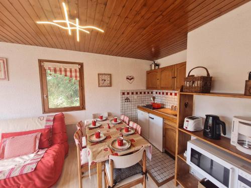 - une cuisine avec une table et un canapé dans une chambre dans l'établissement Etendard 416 - Appt 4 - 6 pers, à Les Deux Alpes