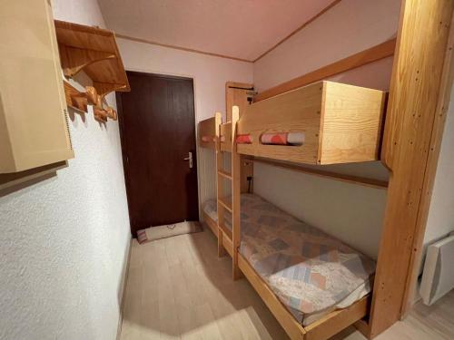 Cette petite chambre dispose de lits superposés et d'une porte. dans l'établissement Etendard 416 - Appt 4 - 6 pers, à Les Deux Alpes