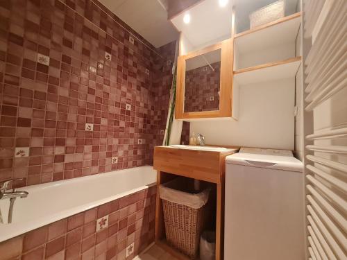une salle de bain avec une baignoire, un lavabo et des toilettes dans l'établissement Etendard 416 - Appt 4 - 6 pers, à Les Deux Alpes