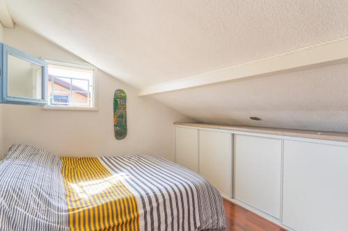 1 dormitorio con cama y ventana en charmant Studio mezzanine, en Biscarrosse
