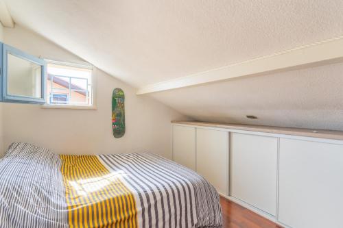 une chambre avec un lit et une fenêtre dans l'établissement charmant Studio mezzanine, à Biscarrosse