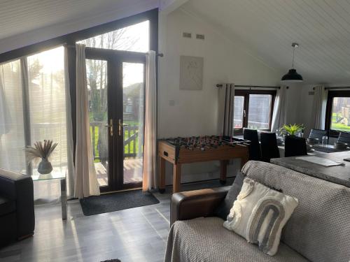 Gallery image of Cosy 3 Bed Lodge in Hoburne, Cotswolds in South Cerney