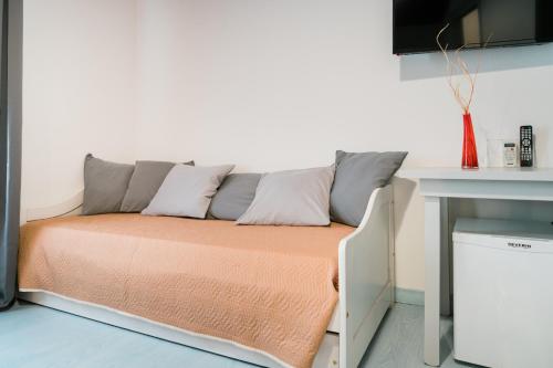 ein Sofa mit Kissen darauf im Zimmer in der Unterkunft Matlis in Alghero