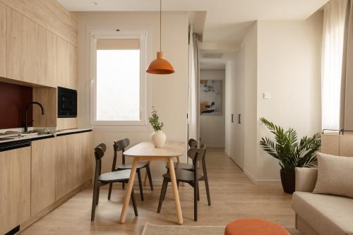 a kitchen and dining room with a table and chairs at Líbere Bilbao Ledesma in Bilbao