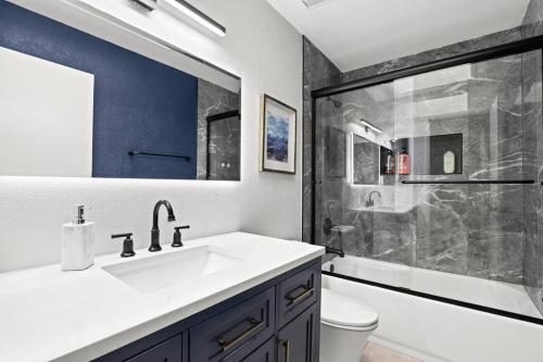 een badkamer met een witte wastafel en een douche bij Private Desert Oasis • Home Away From Home in Glendale