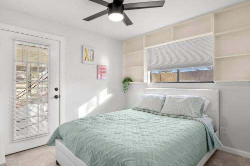 1 dormitorio con 1 cama y ventilador de techo en Private Desert Oasis • Home Away From Home, en Glendale
