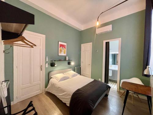 a bedroom with green walls and a bed in it at Maison Dormoy in Marseille