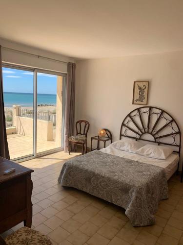une chambre avec un lit et une vue sur l'océan dans l'établissement Air-conditioned seafront house, à Frontignan
