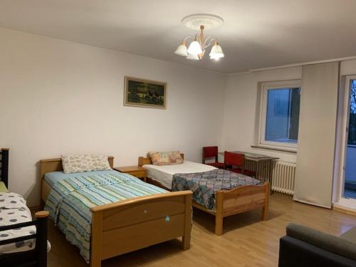 1 Schlafzimmer mit 2 Betten und einem Fenster in der Unterkunft Solinger Wohnung in Solingen
