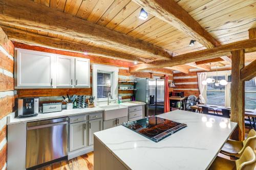 Kitchen o kitchenette sa Pet-Friendly Ohio Cabin with Deck, Grill and Fire Pit!