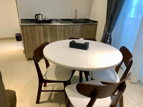 una mesa blanca y sillas con una caja negra. en Polo Grand Hotel, en Maiduguri