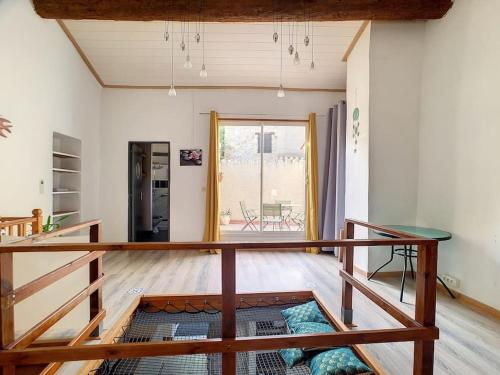 - un salon avec une table et une table en verre dans l'établissement Le Temps Suspendu - Maison atypique avec terrasse, à Fitou