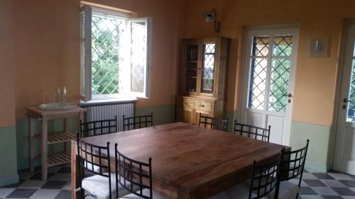 Rocchetta TanaroにあるCascina Rolloneのダイニングルーム(木製テーブル、椅子付)