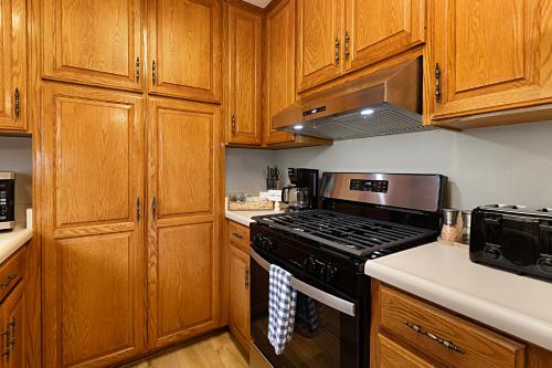 Dapur atau dapur kecil di Charming 2 Room La Mesa Casita w/ Pool, BBQ & Yard