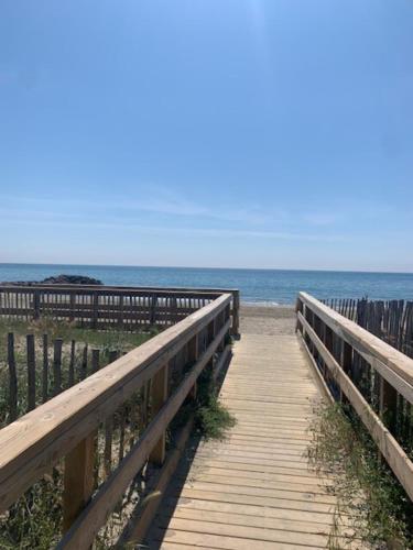 - une promenade en bois menant à la plage dans l'établissement House T3 for 6 people, à Frontignan