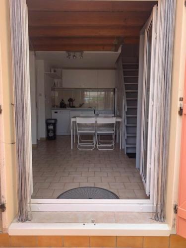 une vue d'une cuisine depuis une fenêtre d'une maison dans l'établissement House T3 for 6 people, à Frontignan