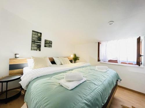 Una cama o camas en una habitación de Astraluxe