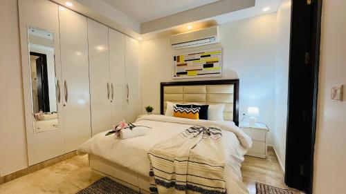 ニューデリーにあるBluO 3BHK - M Block Mkt-Balcony, Lift, Parkingの部屋の中に大きなベッドがある寝室