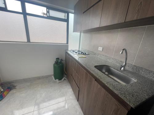cocina con fregadero y ventana en Apartamento cómodo , céntrico y bien ubicado Apto 402, en Medellín