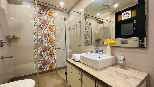 ニューデリーにあるBluO 3BHK - M Block Mkt-Balcony, Lift, Parkingの洗面台とシャワー付きのバスルーム