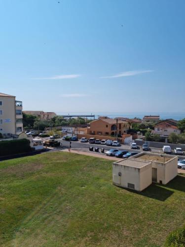 - une vue sur un parking avec des voitures dans l'établissement T2 sea view in Frontignan Plage, à Frontignan