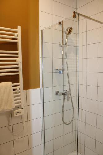 une salle de bain avec une douche avec une porte vitrée dans l'établissement Maison à 7 min à pied de la Côte des Basques (océan), à Biarritz
