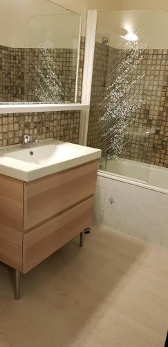 une salle de bain avec un lavabo et un grand miroir dans l'établissement Meijotel - 209 - Studio lumineux - 4 pers, à Les Deux Alpes