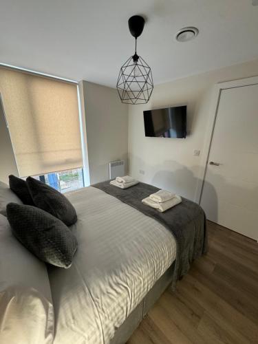 Postel nebo postele na pokoji v ubytování Richmond Row by L3 Apartments