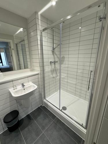 W łazience znajduje się prysznic i umywalka. w obiekcie Richmond Row Apartments w Liverpoolu